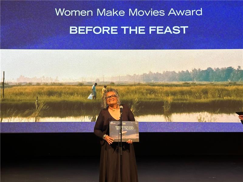 Rajani Mani accepting her award at DocsBarcelona